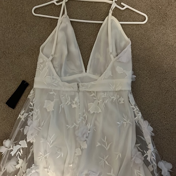 VENUS WHITE FLOWER DRESS size 4 - Picture 3 of 5